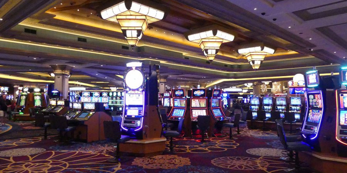 Land-Based vs. Online Casinos: A Comparison